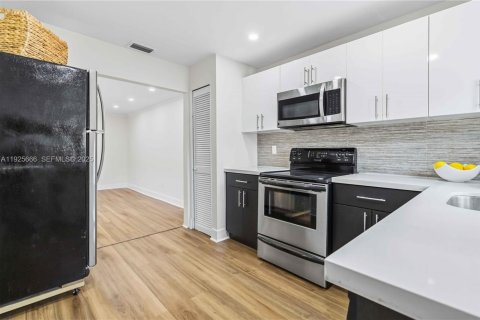 House in Miami, Florida 2 bedrooms, 66.43 sq.m. № 1984415 - photo 4