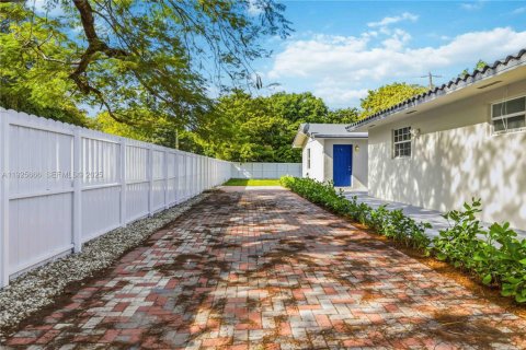 House in Miami, Florida 2 bedrooms, 66.43 sq.m. № 1984415 - photo 25