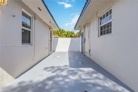 House in Miami, Florida 2 bedrooms, 66.43 sq.m. № 1984415 - photo 22