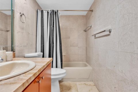Condo in Miami Beach, Florida, 2 bedrooms  № 2086957 - photo 13