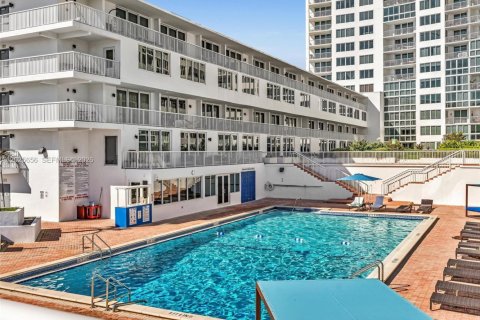 Condo in Miami Beach, Florida, 2 bedrooms  № 2086957 - photo 20