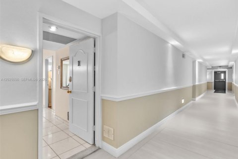 Condo in Miami Beach, Florida, 2 bedrooms  № 2086957 - photo 15