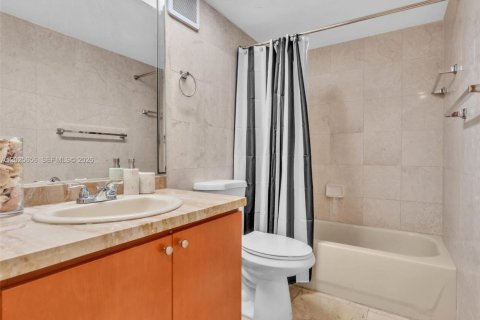 Condo in Miami Beach, Florida, 2 bedrooms  № 2086957 - photo 12