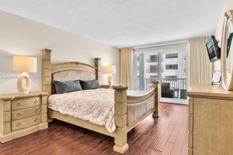 Condo in Miami Beach, Florida, 2 bedrooms  № 2086957 - photo 5