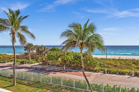 Condo in Miami Beach, Florida, 2 bedrooms  № 2086957 - photo 21