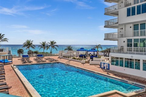 Condo in Miami Beach, Florida, 2 bedrooms  № 2086957 - photo 19
