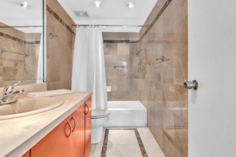 Condo in Miami Beach, Florida, 2 bedrooms  № 2086957 - photo 7