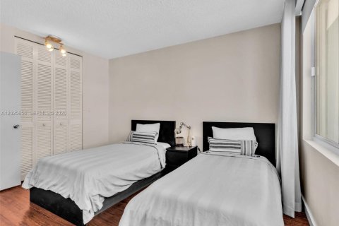Condo in Miami Beach, Florida, 2 bedrooms  № 2086957 - photo 11