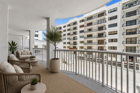 Condo in Miami Beach, Florida, 2 bedrooms  № 2086957 - photo 1