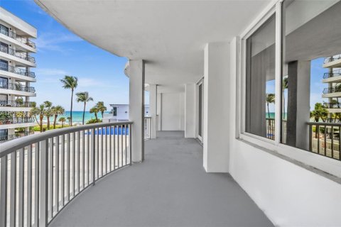 Condo in Miami Beach, Florida, 2 bedrooms  № 2086957 - photo 2