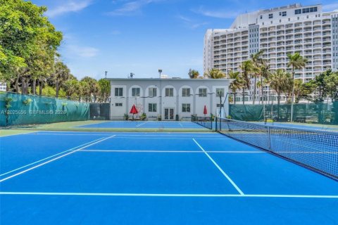 Condo in Miami Beach, Florida, 2 bedrooms  № 2086957 - photo 17