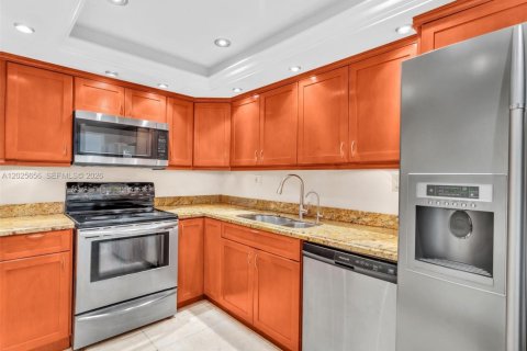 Condo in Miami Beach, Florida, 2 bedrooms  № 2086957 - photo 3