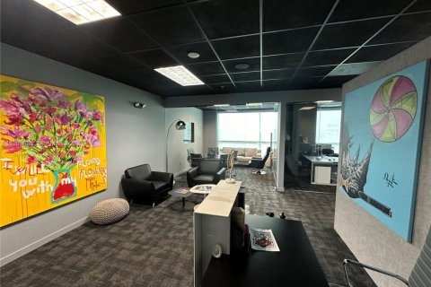 Commercial property in Miami, Florida № 2053045 - photo 4