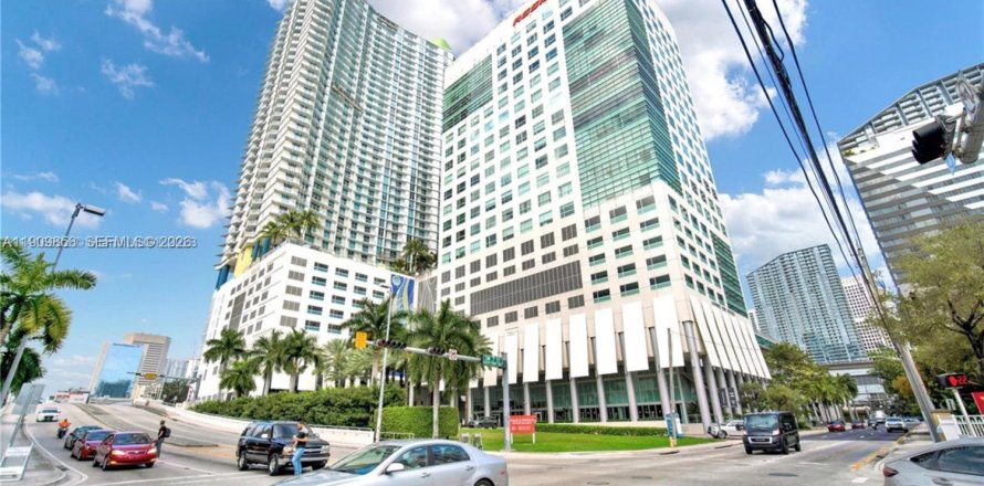 Commercial property in Miami, Florida № 2053045