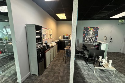 Commercial property in Miami, Florida № 2053045 - photo 6