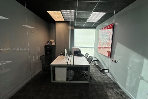 Commercial property in Miami, Florida № 2053045 - photo 2