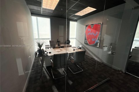 Commercial property in Miami, Florida № 2053045 - photo 9
