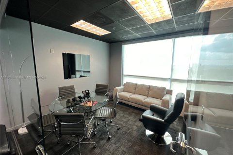 Commercial property in Miami, Florida № 2053045 - photo 5