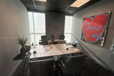 Commercial property in Miami, Florida № 2053045 - photo 8