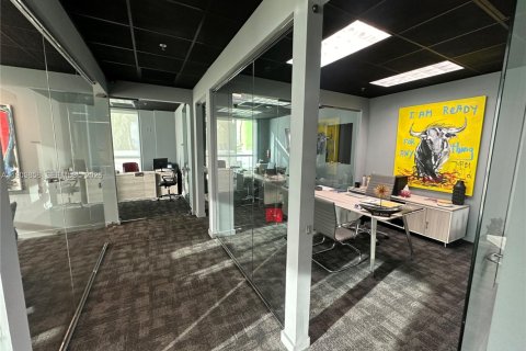 Commercial property in Miami, Florida № 2053045 - photo 11
