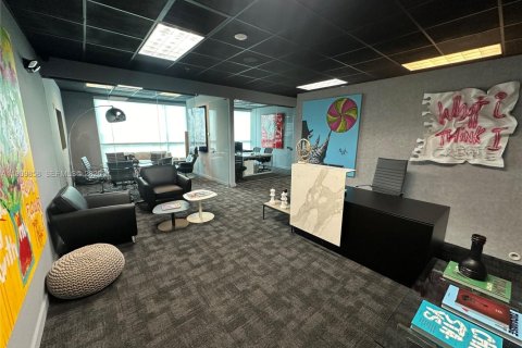 Commercial property in Miami, Florida № 2053045 - photo 3