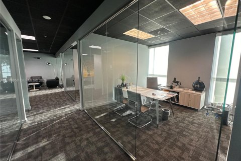 Commercial property in Miami, Florida № 2053045 - photo 12