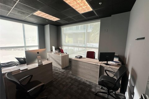 Commercial property in Miami, Florida № 2053045 - photo 13