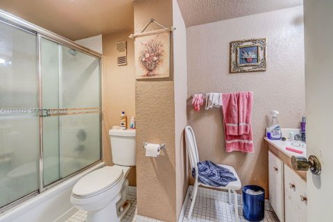Condo in Pembroke Pines, Florida, 3 bedrooms № 1987249 - photo 26
