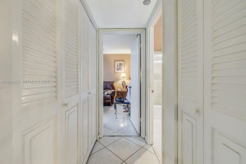 Condo in Pembroke Pines, Florida, 3 bedrooms № 1987249 - photo 19