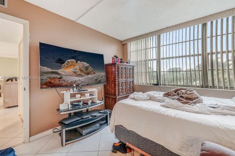 Condo in Pembroke Pines, Florida, 3 bedrooms № 1987249 - photo 23