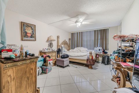 Condo in Pembroke Pines, Florida, 3 bedrooms № 1987249 - photo 21