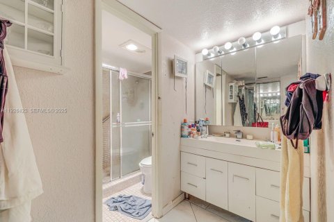 Condo in Pembroke Pines, Florida, 3 bedrooms № 1987249 - photo 28