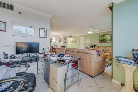 Condo in Pembroke Pines, Florida, 3 bedrooms № 1987249 - photo 2