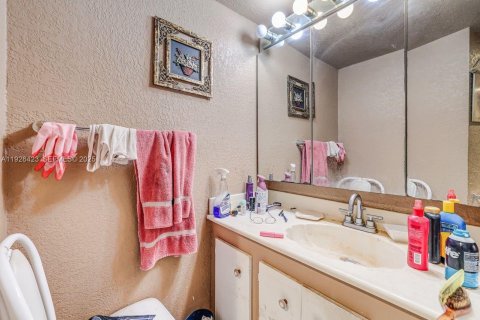 Condo in Pembroke Pines, Florida, 3 bedrooms № 1987249 - photo 25