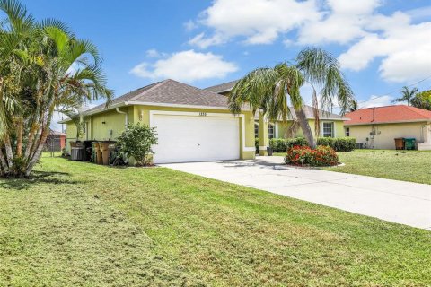 House in Cape Coral, Florida 3 bedrooms, 166.85 sq.m. № 1838336 - photo 7