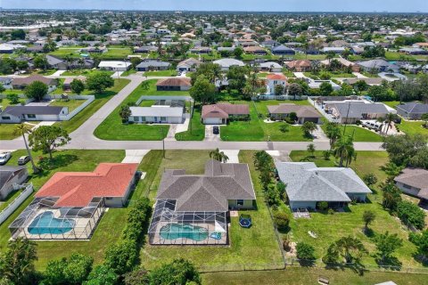 House in Cape Coral, Florida 3 bedrooms, 166.85 sq.m. № 1838336 - photo 5