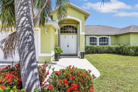 House in Cape Coral, Florida 3 bedrooms, 166.85 sq.m. № 1838336 - photo 2