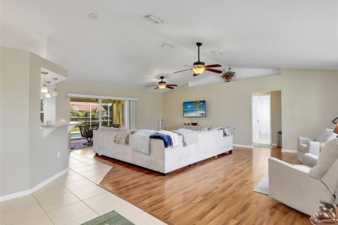 House in Cape Coral, Florida 3 bedrooms, 166.85 sq.m. № 1838336 - photo 9