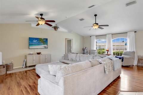 House in Cape Coral, Florida 3 bedrooms, 166.85 sq.m. № 1838336 - photo 11