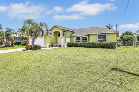 House in Cape Coral, Florida 3 bedrooms, 166.85 sq.m. № 1838336 - photo 6