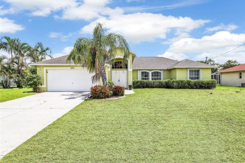 House in Cape Coral, Florida 3 bedrooms, 166.85 sq.m. № 1838336 - photo 1