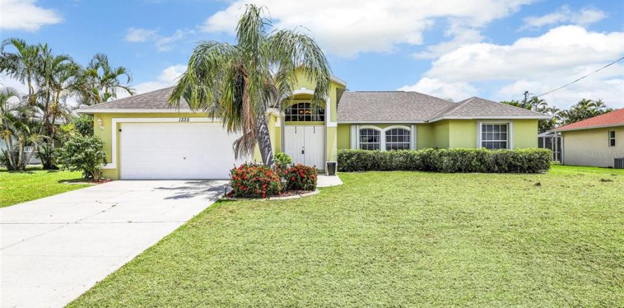 House in Cape Coral, Florida 3 bedrooms, 166.85 sq.m. № 1838336