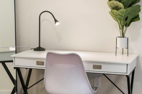 Condo in Hollywood, Florida, 1 bedroom  № 2018595 - photo 14