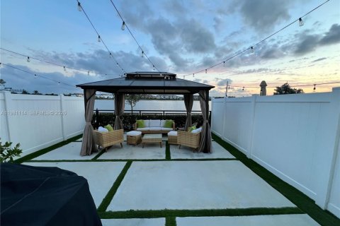 Touwnhouse à vendre à Hialeah, Floride: 3 chambres, 137.77 m2 № 2080411 - photo 4