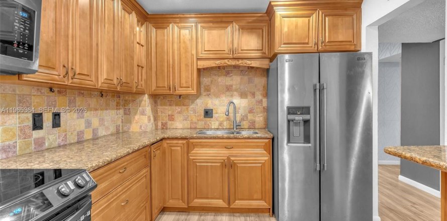 Condo in Lauderhill, Florida, 2 bedrooms  № 2026970