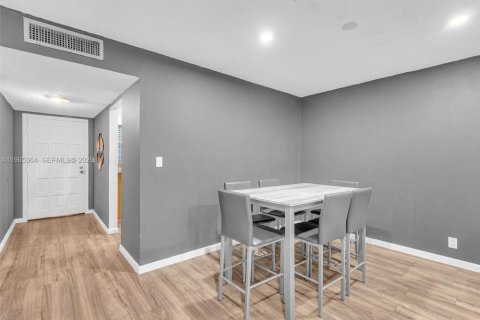 Condo in Lauderhill, Florida, 2 bedrooms  № 2026970 - photo 16