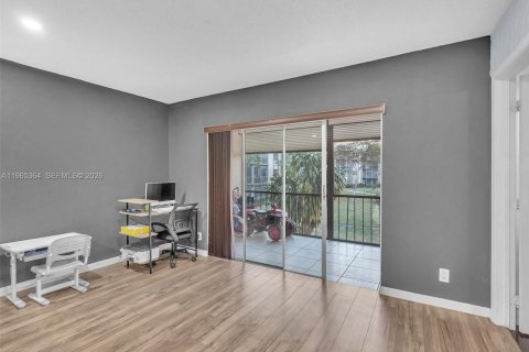 Condo in Lauderhill, Florida, 2 bedrooms  № 2026970 - photo 9