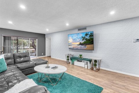 Condo in Lauderhill, Florida, 2 bedrooms  № 2026970 - photo 8