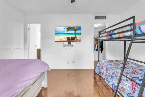 Condo in Lauderhill, Florida, 2 bedrooms  № 2026970 - photo 18