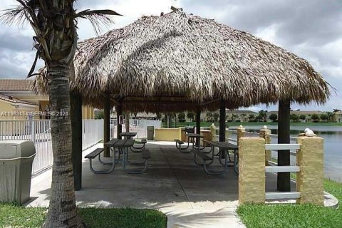 Снять в аренду кондоминиум в Хомстед, Флорида 3 спальни, 109.81м2, № 2050673 - фото 3